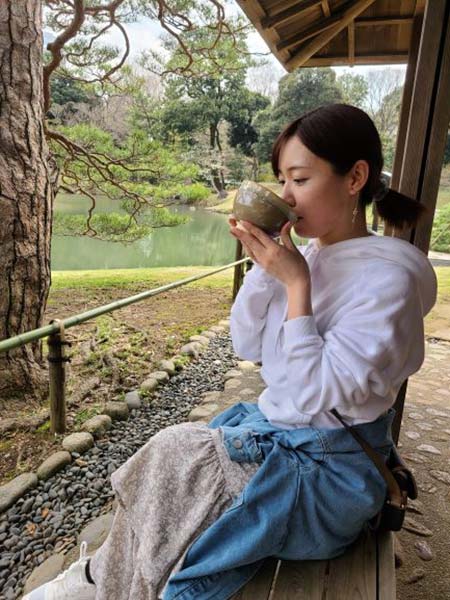 お茶を飲む